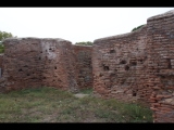 01035 ostia - regio ii - decumanus maximus - terme di nettuno (ii,iv,2) - 3. raum  - re neben der treppe - ostseite - 09-2023.jpg